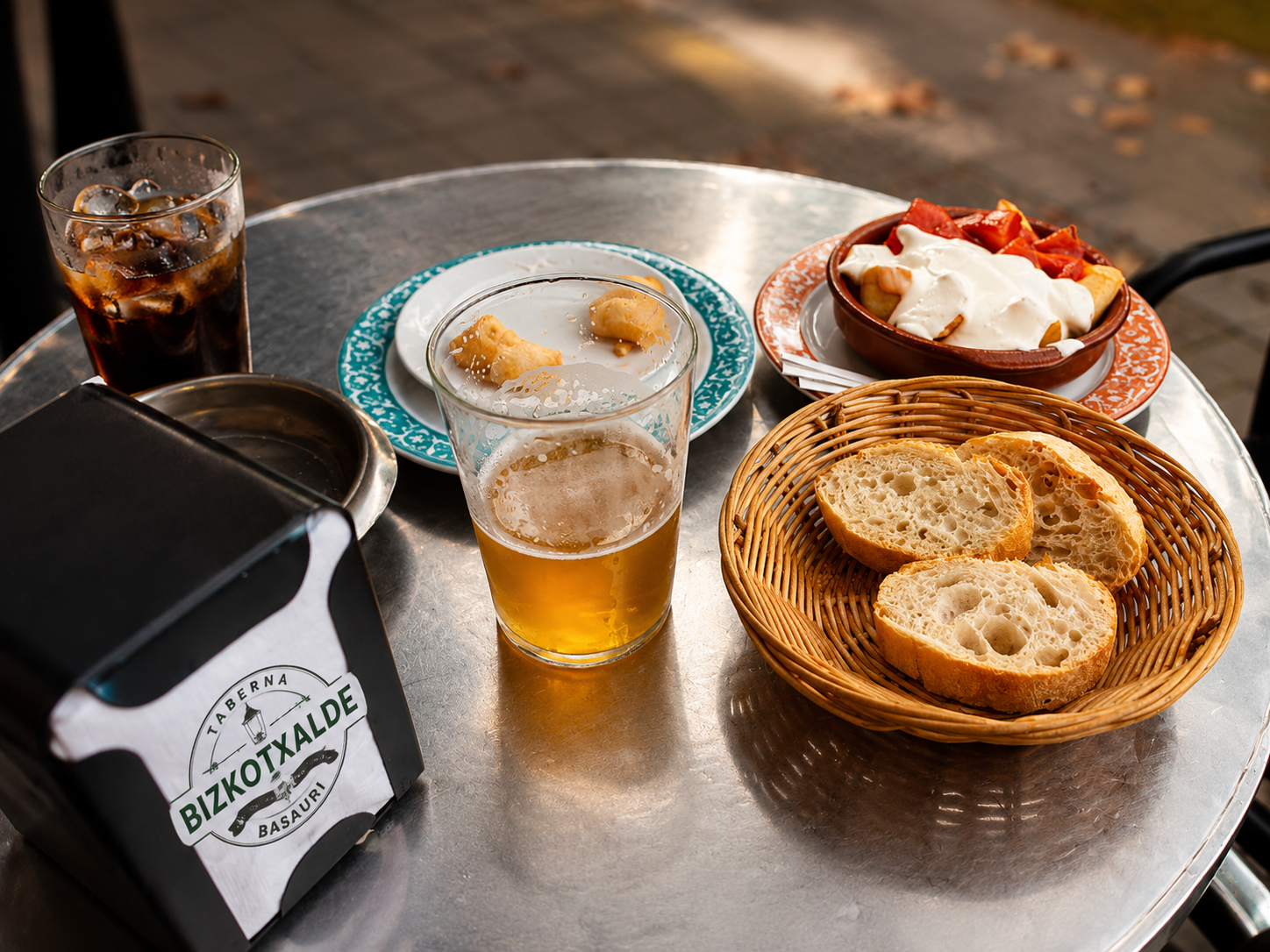 Terraza con raciones y bebidas