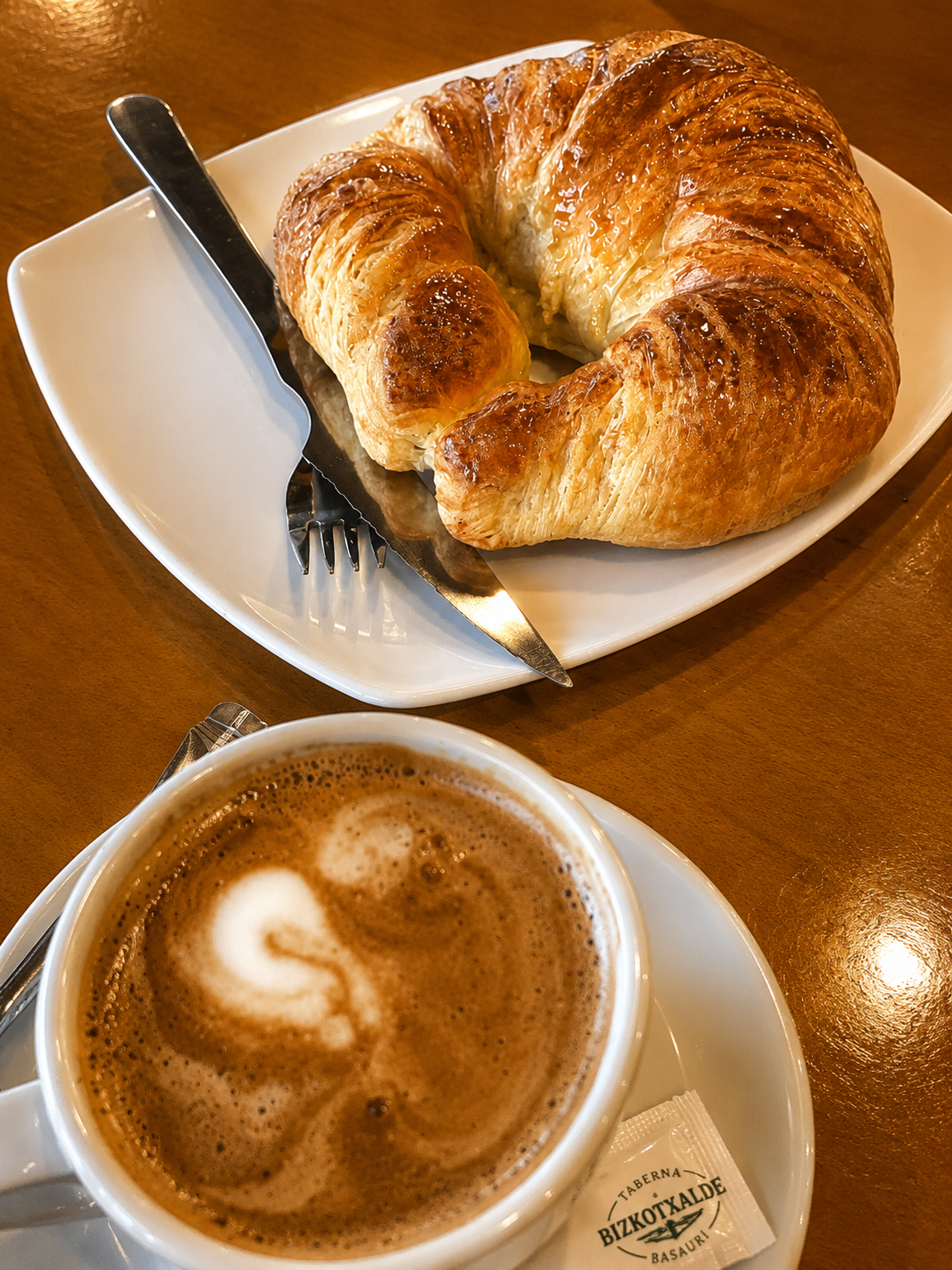 Café y croissant